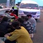 【视频】超员“巨无霸”6人座面包车硬塞27人