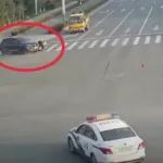 【视频】赶早不如赶巧！电瓶车闯红灯撞轿车 巧遇交警3秒出警