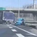保時捷跑車離奇事故,徑直撞上貨車仿佛自殺 | 小視頻