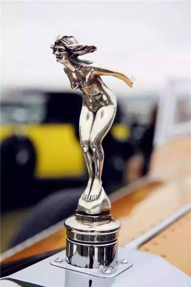 这是1929年劳斯莱斯幻影上的车标 当时的女神还没有翅膀