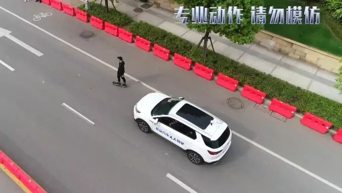 完整視頻告訴你，無(wú)人駕駛汽車是這么回事！