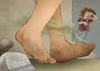 经常穿着臭鞋子,臭袜子,可能会让足部感染真菌,慢慢地真的有脚气了.