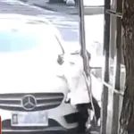 吓人！奔驰女司机误踩油门，撞倒车前女儿 | 小视频