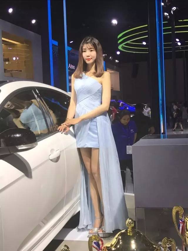 把正在舉行的重慶車展和上海車展一比較發(fā)現(xiàn)什么了?