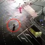 【视频】“黑摩的”载客闯红灯撞上货车，女乘客抢救无效死亡！