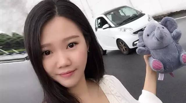 呵呵，難不成白嫩美女開smart故意碰瓷自行車大叔？