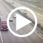 这个车祸视频告诉你2个道理！