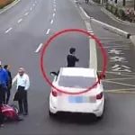 【视频】男子围观车祸遭撞飞 多次往返事发点