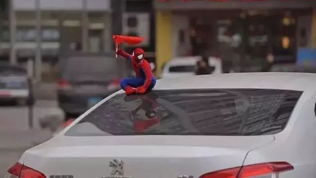 车外贴蜘蛛侠公仔个性又好玩，可是被交警抓到更好玩