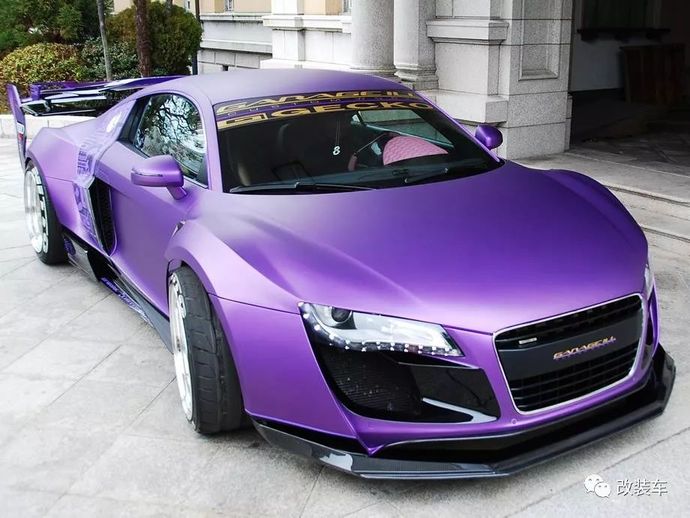 骚气满满的紫色加上科幻十足的尾翼,这部r8像不像部玩具车呢!