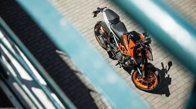 地表最强入门级街车——KTM Duke390试驾 “请勿靠近 防止烫伤”