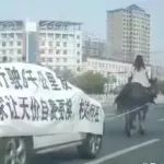 奔馳又出事？車主騎馬拖車維權，當街砸發動機