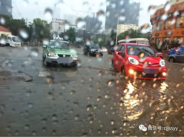 下雨天行人，騎車人搶路，開車怎么預防突發(fā)情況？