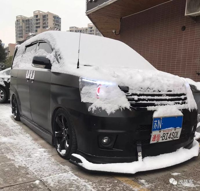 首页 文章 ——@刘先生  14  回家路遇奔驰五菱宏光, 还有社会人牌