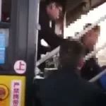 【视频】61岁乘客嫌公交开得慢 拉拽司机导致公交撞货车6人受伤