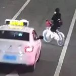 【視頻】女子單手騎車低頭玩手機 連人帶車被出租車撞飛