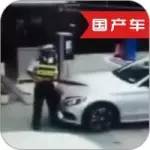 奔馳車主不交費(fèi)，保安躺地攔截竟遭當(dāng)場碾過！