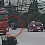 【视频】大货车两只轮胎同时脱落 撞烂对向行驶的小车