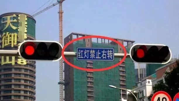 令人哭笑不得的交通標(biāo)識(shí)，城市道路限高2米，姚明跑過(guò)都要磕頭