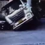 【视频】水泥搅拌车倾倒压扁2辆车，3人遇难