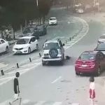 不怕死遇到不要命的，女子横穿马路，遭无证驾驶驾车碾压