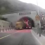 惊险，大货车隧道口逆行超车，小车险些丢掉性命