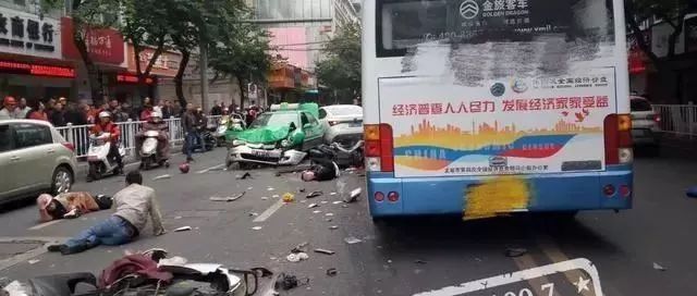 持刀劫持公交车冲撞行人，致5死21伤！