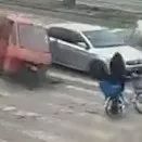 【视频】小狗突然窜出马路，三轮车紧急躲闪撞飞路人