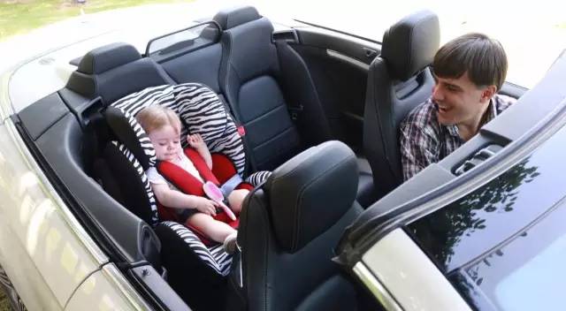 儿童车内随意坐，危险性毫无预知！