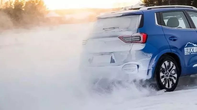 在雪地上，为什么两驱车始终无法与四驱车相提并论？