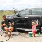 丧心病狂，孩子刚学会走路老子就让他洗车自己坐旁边看！