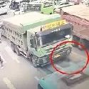 【视频】女子过斑马线不幸被货车卷入车轮下碾压 现场惨烈