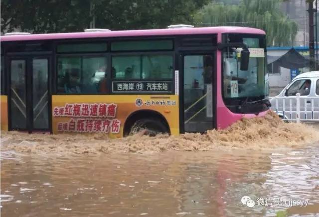 突降暴雨，十几辆车被大水冲走，天气预报去哪了？