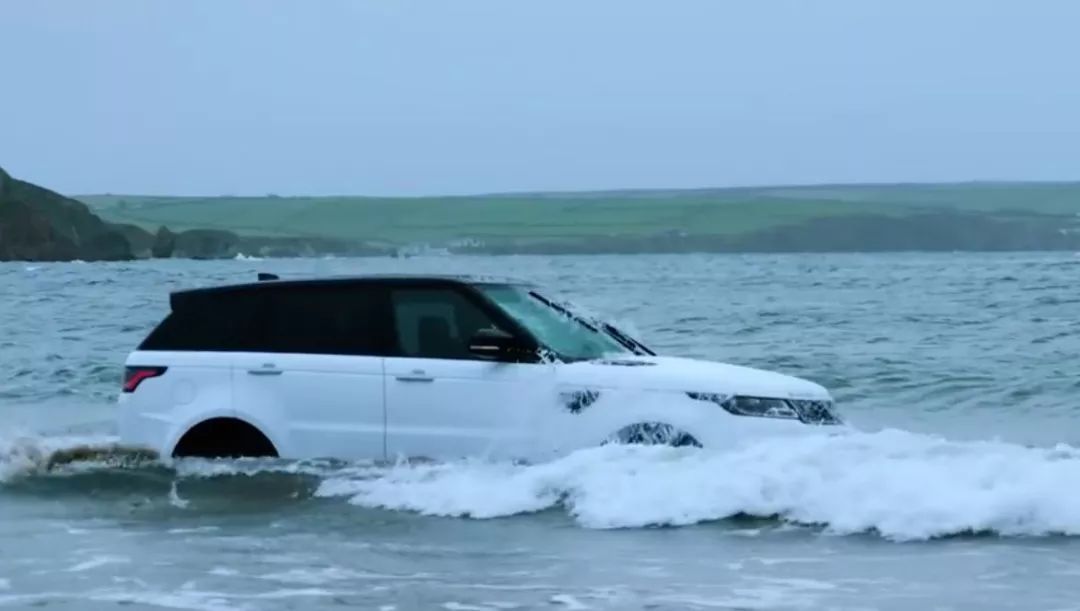 横穿高达850mm的海浪，New Range Rover Sport