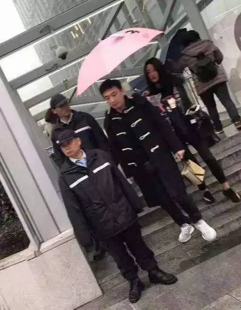 车模车展:起亚"妹子"引不是围观,却拍照肤白貌美的大胸软件杂谈的v车模子系统图片
