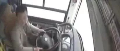 视频曝光！48岁女乘客与司机打架致使重庆万州公交车坠江！