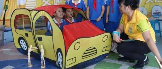 這些學(xué)生明明站在貨車(chē)周?chē)瑸槭裁瘩{駛位的司機(jī)看不見(jiàn)？