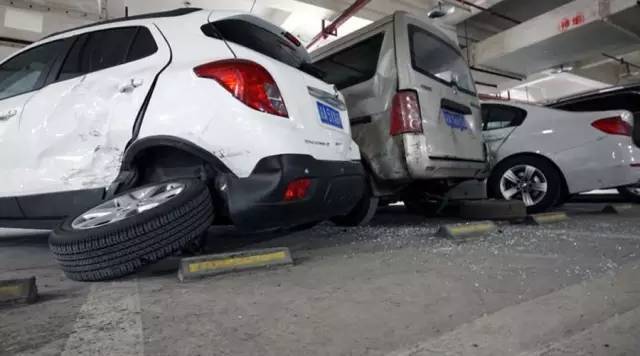 睡衣女在地庫兩次撞壞8輛車的背后,隱藏著什么?