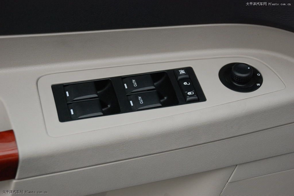 克萊斯勒300C內(nèi)飾高清大圖