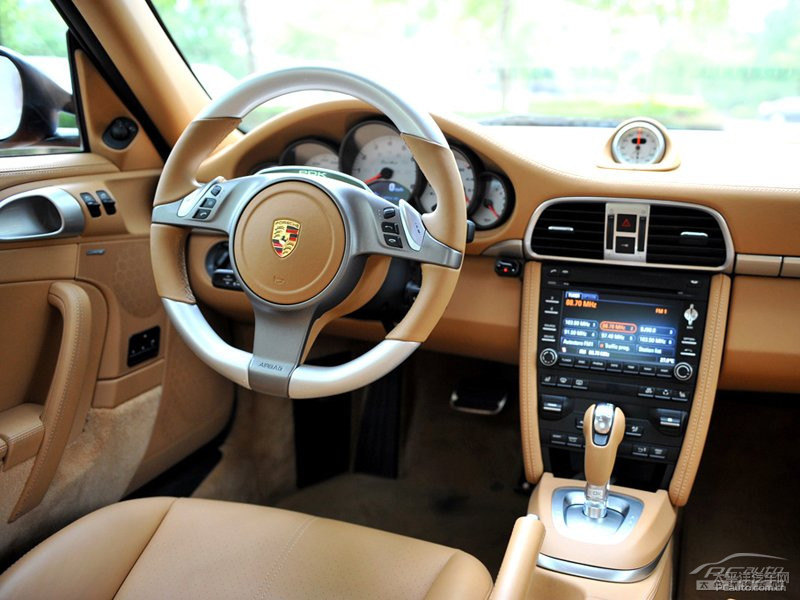 極速黃保時(shí)捷911中控內(nèi)飾圖片