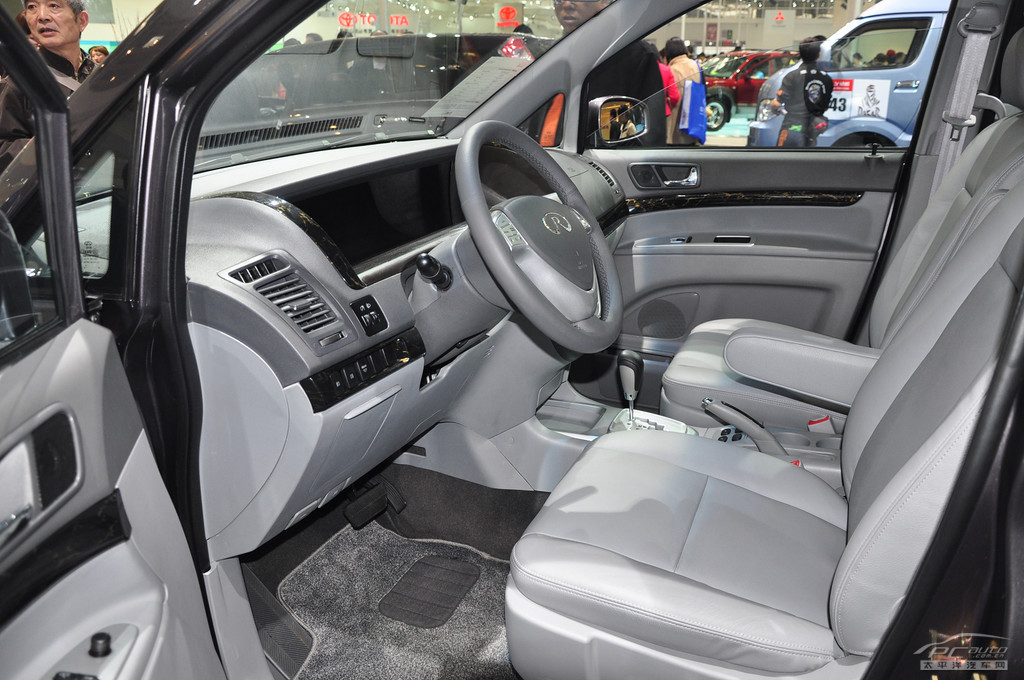 威麟V8車展高清大圖