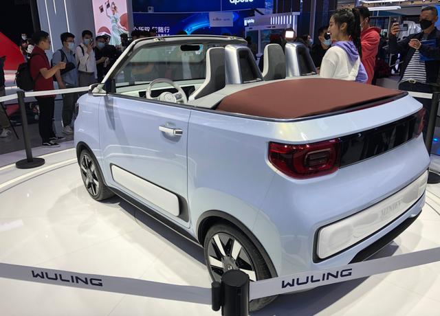 新車正是五菱新能源首款敞篷車——宏光mini ev cabrio.