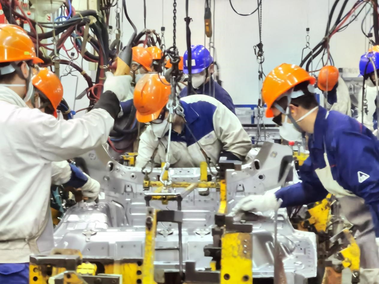 昨天,汽车白话在位于巴南的重庆铃耀汽车工厂了解到,从冲压到焊装到