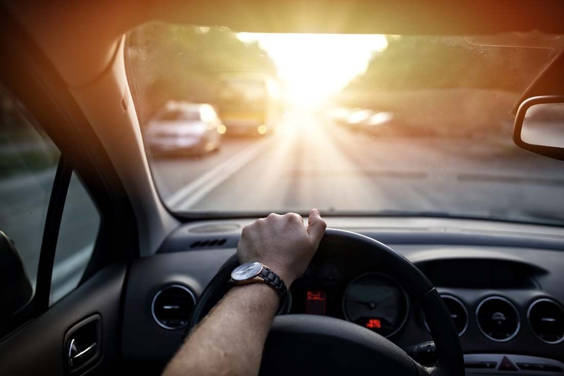 平常在路上開車時除了要學會判斷前後左右車距外,還要學會跟車技巧