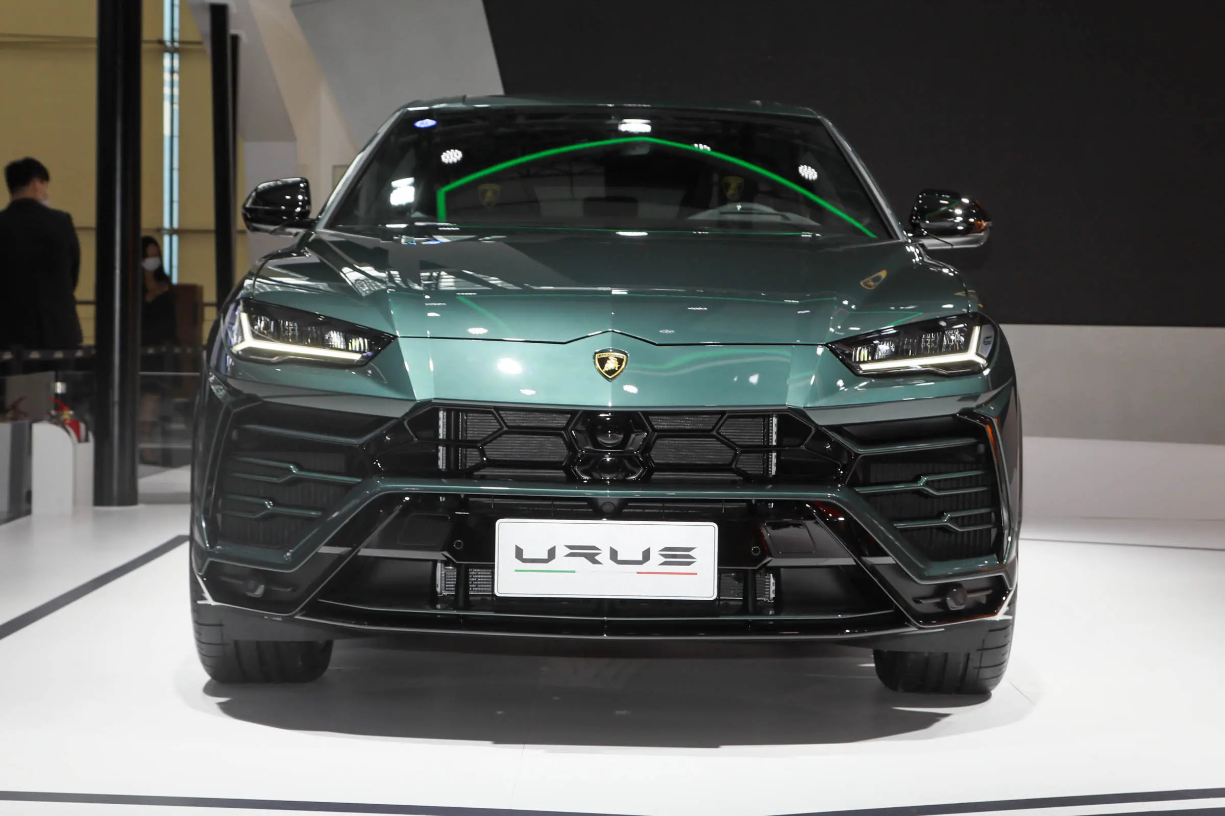 兰博基尼汽车成功了,360多万买urus,v8发动机 8at