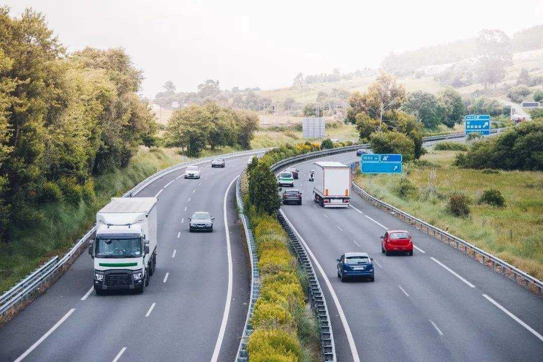 有些駕駛員在高速上開車時,會因為超車或者是變道而不小心佔用應急