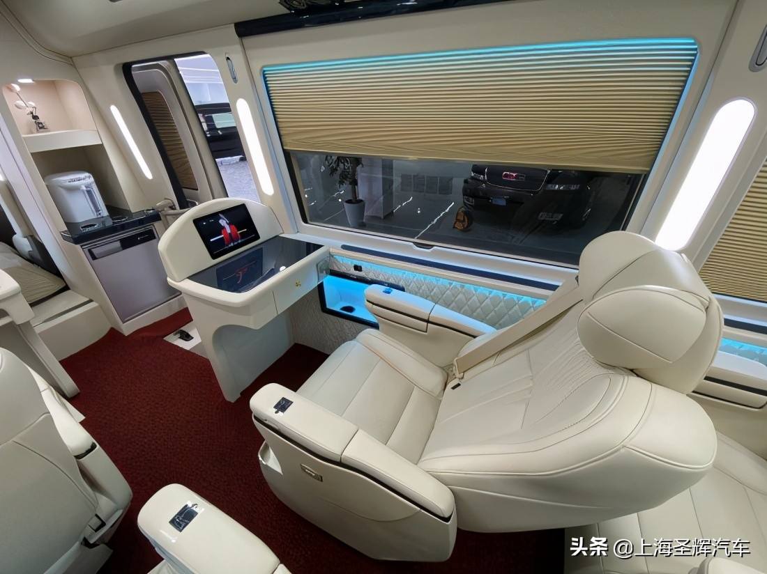 2021款丰田考斯特公务舱轻型大巴车内饰升级