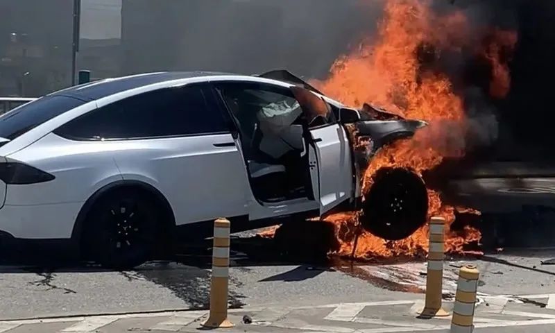 前幾天,一輛寶馬i3在試駕過程中發生了自燃事件,在汽車底部出現小範圍