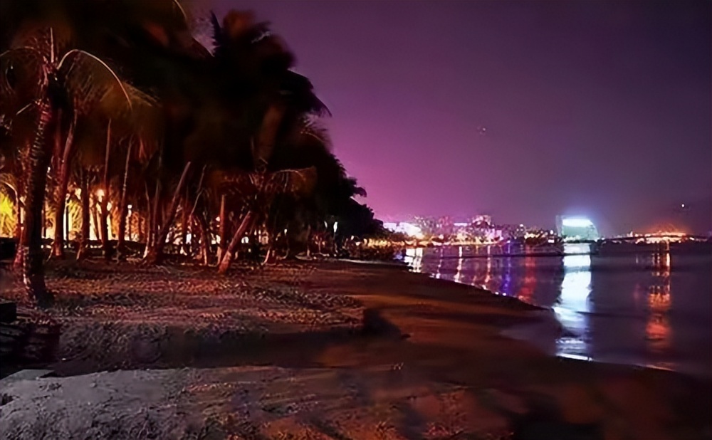 晚餐吃撑了,于是我们临时决定去三亚湾椰梦长廊看看夜景,吹吹海风