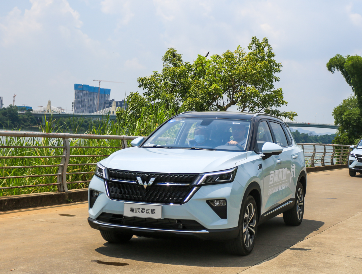 五菱星辰suv2021小路虎图片